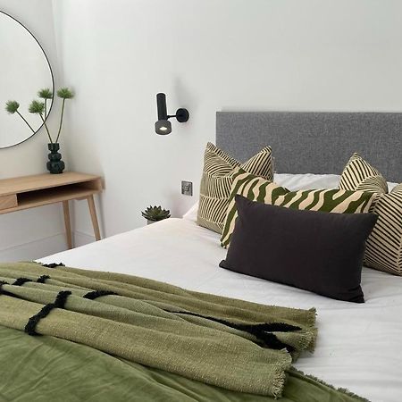 Brand New 3-Bedroom Home In Лондон Екстер'єр фото